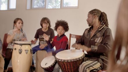 Emmanuel Delly et des jeunes de l'organisme Jeunes musiciens du monde. Image tirée du film Afro-vibes