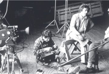 Michel Lessard interrogeant Roland Létourneau sur le plateau du film La grange-étable au pays de l’hiver, 1978. Fonds Michel Lessard, photo de Gaétan Brault.