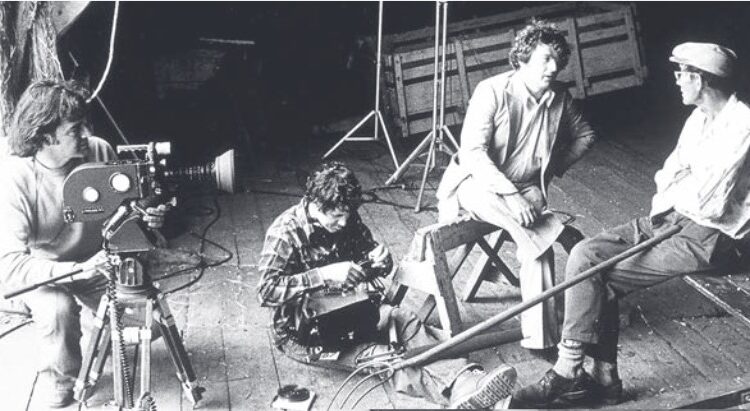 Michel Lessard interrogeant Roland Létourneau sur le plateau du film La grange-étable au pays de l’hiver, 1978. Fonds Michel Lessard, photo de Gaétan Brault.